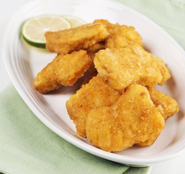 Tavuk nuggets bir tabak içinde