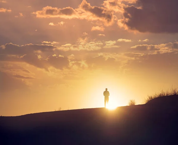 Viajante gosta de pôr do sol no Monumento Nacional White Sands — Fotografia de Stock