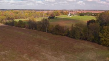 Renkli sonbahar kırsalında gün batımında, kuş bakışı .