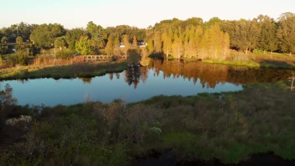 Vue aérienne du petit parc urbain avec des zones humides en Floride. Coucher de soleil.