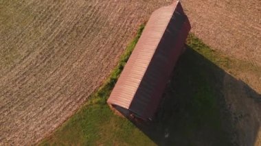 Kırsal alanda eski bir ahır ve tarlalar. Hava görünümü.