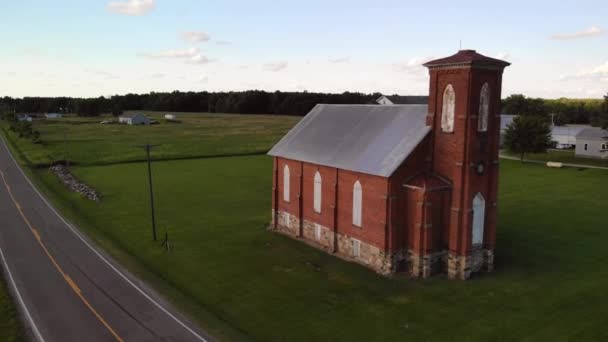 Bangunan Gereja Tua Yang Ditinggalkan Lahan Pertanian — Stok Video