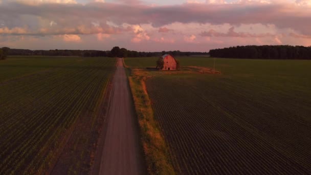 古い放棄された納屋と日没時の未舗装の道路と田舎の風景 空中風景 — ストック動画