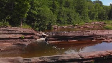 Ormanda kırmızı kayalar olan sığ bir nehir. Bonanza Yukarı Yarımada 'ya düşer. Yazın Büyük Demir Nehir.