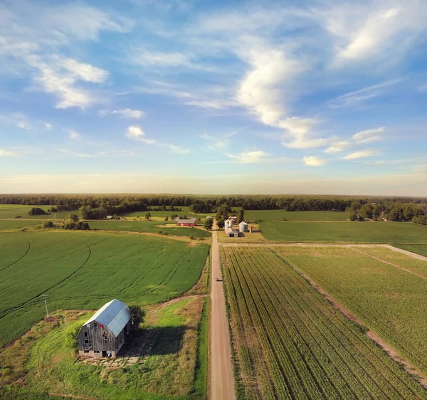 Luftaufnahme Von Ackerland Mit Einer Alten Scheune Und Einem Feldweg — Stockfoto