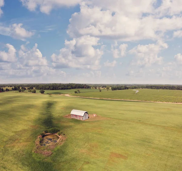 Land Mit Feldern Alter Scheune Und Kleinem Teich Luftaufnahme Sommerlandschaft — Stockfoto