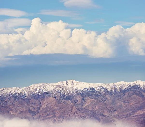 Montañas Nevadas Con Nubes Cielo Azul —  Fotos de Stock