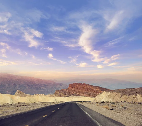 美国加利福尼亚州日落时穿过死亡谷国家公园的沙漠之路 — 图库照片