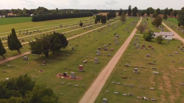 Veduta Aerea Del Cimitero Tranquillo Una Campagna — Video Stock