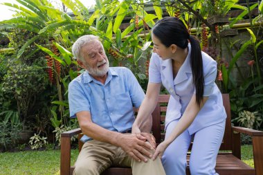 kıdemli adam mutluluk gülümseyen hemşire ile oturan, k dikkat ediyor