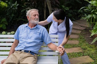 kıdemli adam mutluluk gülümseyen hemşire ile oturan, dikkat ve 