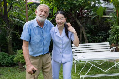 kıdemli adam mutluluk ve gülümseyen hemşire, dikkat ve tartışma alır