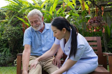 kıdemli adam mutluluk gülümseyen hemşire ile oturan, k dikkat ediyor
