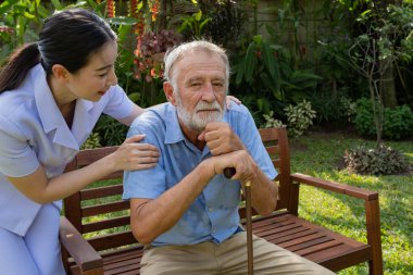 bellek kayıp ve gülümseyen hemşire ile oturan kıdemli adam, araba alır