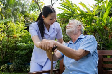 kıdemli adam mutluluk ve gülümseyen hemşire, dikkat ve tartışma alır
