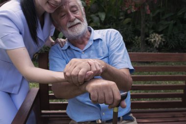 kıdemli adam mutluluk ve gülümseyen hemşire, dikkat ve tartışma alır