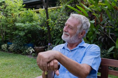 yaşlı adam bahçede tek başına oturan ve hatırlamaya çalışın ve 