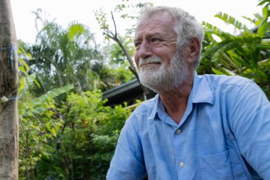 üst düzey adam tek başına oturan ve hatırlamaya çalışın ve düşünme