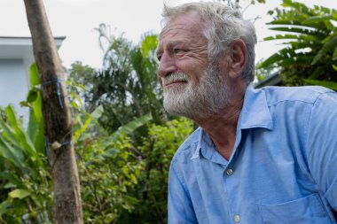 yaşlı adam bahçede tek başına oturan ve hatırlamaya çalışın ve 
