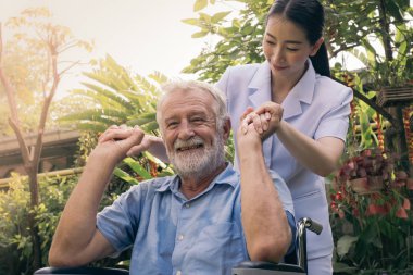 tekerlekli sandalyede oturan ve smil ile bakarak kıdemli adam mutluluk