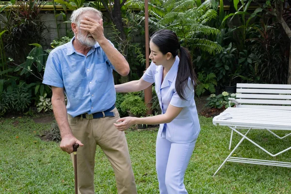 Hombre mayor felicidad y enfermera sonriente, cuida y discute —  Fotos de Stock