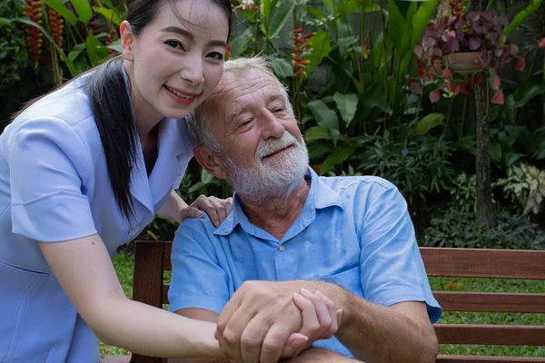 Idős ember boldogságot és mosolygó nővér, gondoskodik és discussio — Stock Fotó