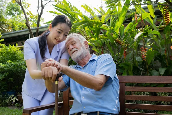 Senior man geluk en lachende verpleegster, neemt zorg en discussio — Stockfoto