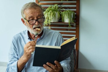 üst düzey adam mutluluk oturma ve ga yakınındaki balkonda kitap okuma