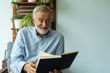 üst düzey adam mutluluk oturma ve ga yakınındaki balkonda kitap okuma