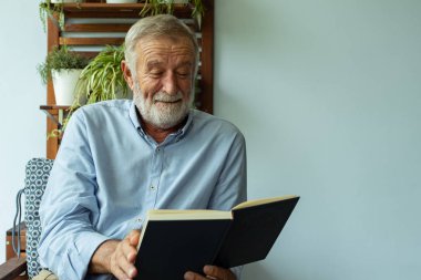 üst düzey adam mutluluk oturma ve ga yakınındaki balkonda kitap okuma