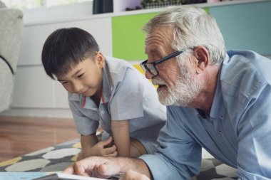 üst düzey adam mutluluk ve torunu katta oturuyor ve p