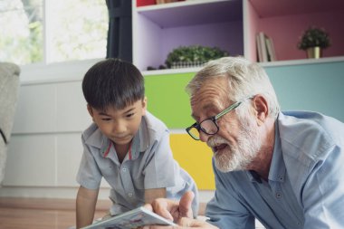 üst düzey adam mutluluk ve torunu katta oturuyor ve p