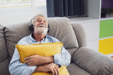 üst düzey adam mutluluk kanepede oturan ve müzik zekâ dinleme