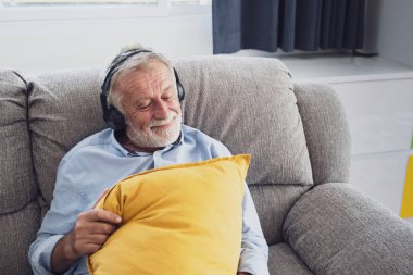 üst düzey adam mutluluk kanepede oturan ve müzik zekâ dinleme