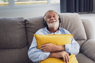 üst düzey adam mutluluk kanepede oturan ve müzik zekâ dinleme