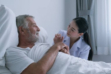 gülümseyen hemşire ile kıdemli adam, dikkat ve tartışma ve che alır