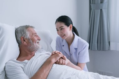 gülümseyen hemşire ile kıdemli adam, dikkat ve tartışma ve che alır