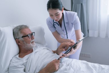 gülümseyen hemşire ile kıdemli adam, dikkat ve tartışma res alır