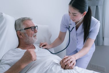 gülümseyen hemşire ile üst düzey adam, dikkat ve tartışma sonra h alır