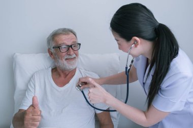 gülümseyen hemşire ile üst düzey adam, dikkat ve tartışma sonra h alır