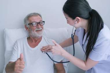 gülümseyen hemşire ile üst düzey adam, dikkat ve tartışma sonra h alır