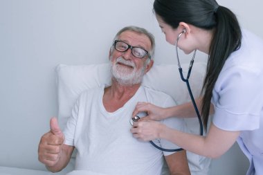 gülümseyen hemşire ile üst düzey adam, dikkat ve tartışma sonra h alır