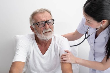 gülümseyen hemşire ile üst düzey adam, dikkat ve tartışma sonra h alır