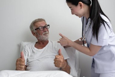 gülümseyen hemşire ile üst düzey adam, dikkat ve tartışma sonra h alır