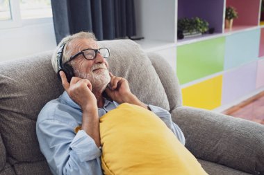 üst düzey adam mutluluk kanepede oturan ve müzik zekâ dinleme