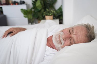 yaşlı adam yalnız uyku ve baş ağrısı ya da kabus rüya 