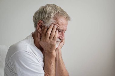 üst düzey adam düşünme ya da beyaz roo yatakta tek başına hatırlamaya çalışın