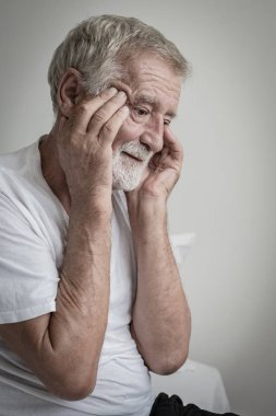 üst düzey adam düşünme ya da beyaz roo yatakta tek başına hatırlamaya çalışın