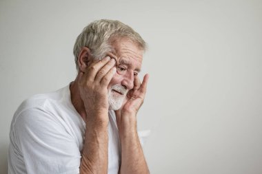 üst düzey adam düşünme ya da beyaz roo yatakta tek başına hatırlamaya çalışın
