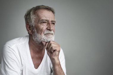 üst düzey adam düşünme ya da tek başına closeup hatırlamaya çalışın